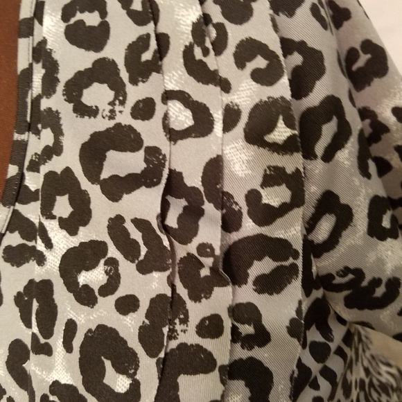 Kim Rogers Leopard Print Top Ruffle Blouse M Gray Black White Short Sleeve - Picture 6 of 6